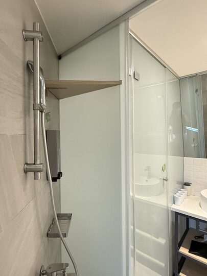 【嘉義】「葉綠宿・漫漫回嘉 Home Way Hotel．近文化路夜市文青質感風旅店（櫻桃計劃咖啡館/豪華四人房/無早餐/車位需預約）」