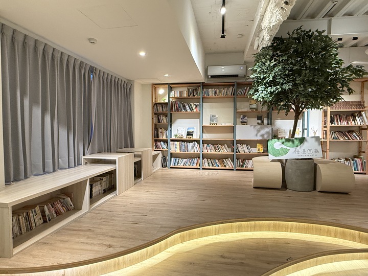 【嘉義】「葉綠宿・漫漫回嘉 Home Way Hotel．近文化路夜市文青質感風旅店（櫻桃計劃咖啡館/豪華四人房/無早餐/車位需預約）」
