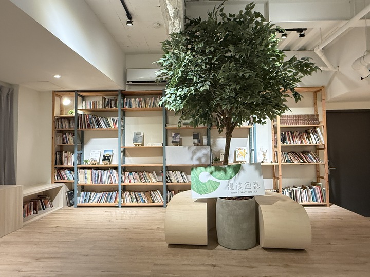 【嘉義】「葉綠宿・漫漫回嘉 Home Way Hotel．近文化路夜市文青質感風旅店（櫻桃計劃咖啡館/豪華四人房/無早餐/車位需預約）」