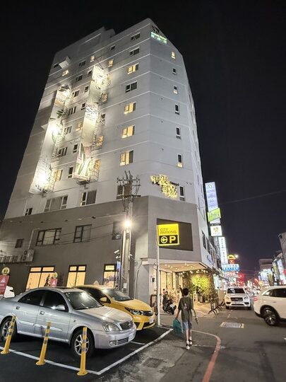 【嘉義】「葉綠宿・漫漫回嘉 Home Way Hotel．近文化路夜市文青質感風旅店（櫻桃計劃咖啡館/豪華四人房/無早餐/車位需預約）」