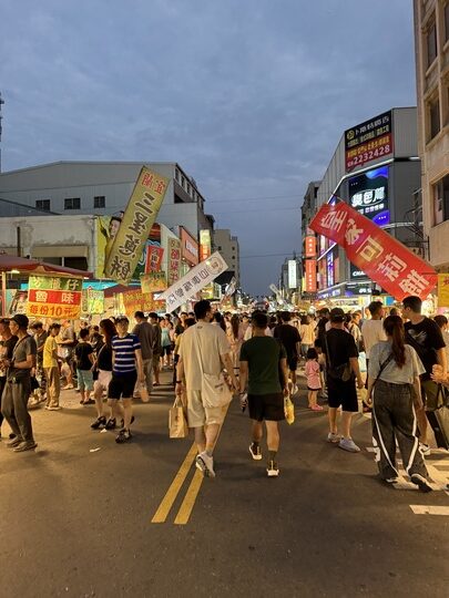 【嘉義】「葉綠宿・漫漫回嘉 Home Way Hotel．近文化路夜市文青質感風旅店（櫻桃計劃咖啡館/豪華四人房/無早餐/車位需預約）」