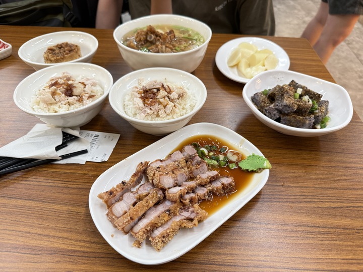 【嘉義】「葉綠宿・漫漫回嘉 Home Way Hotel．近文化路夜市文青質感風旅店（櫻桃計劃咖啡館/豪華四人房/無早餐/車位需預約）」