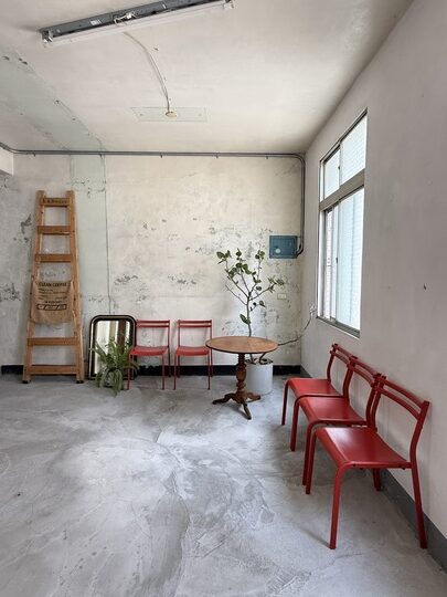 【嘉義】「花磚咖啡．淺花樓-文化路上，藏身轉角服飾店二樓的老宅咖啡館（自家烘焙/手作甜點/寵物友善/可包場.場地租借）」