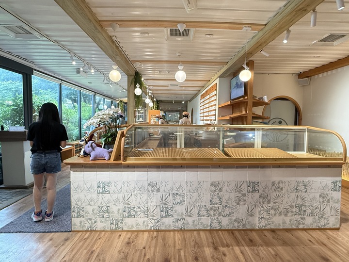 【平鎮】「厚冶 Bakery & Cafe．近央大，充滿綠意的日式職人手作麵包咖啡館（生吐司/三明治/點心/可內用.外帶/附停車場)」