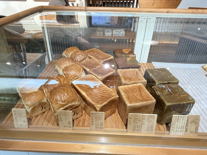 【平鎮】「厚冶 Bakery & Cafe．近央大，充滿綠意的日式職人手作麵包咖啡館（生吐司/三明治/點心/可內用.外帶/附停車場)」