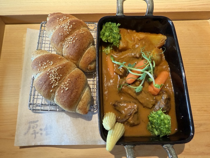 【平鎮】「厚冶 Bakery & Cafe．近央大，充滿綠意的日式職人手作麵包咖啡館（生吐司/三明治/點心/可內用.外帶/附停車場)」