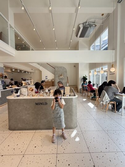 【桃園】「Mini.D Coffee同德館．隱身巷弄轉角，結合藝文空間的清新質感風咖啡館（早午餐/輕食/披薩/甜點/奈良美智作品/不限時/近藝文特區）」