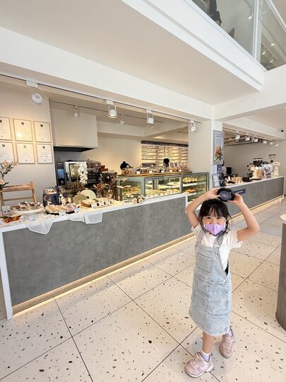 【桃園】「Mini.D Coffee同德館．隱身巷弄轉角，結合藝文空間的清新質感風咖啡館（早午餐/輕食/披薩/甜點/奈良美智作品/不限時/近藝文特區）」