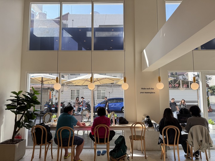 【桃園】「Mini.D Coffee同德館．隱身巷弄轉角，結合藝文空間的清新質感風咖啡館（早午餐/輕食/披薩/甜點/奈良美智作品/不限時/近藝文特區）」