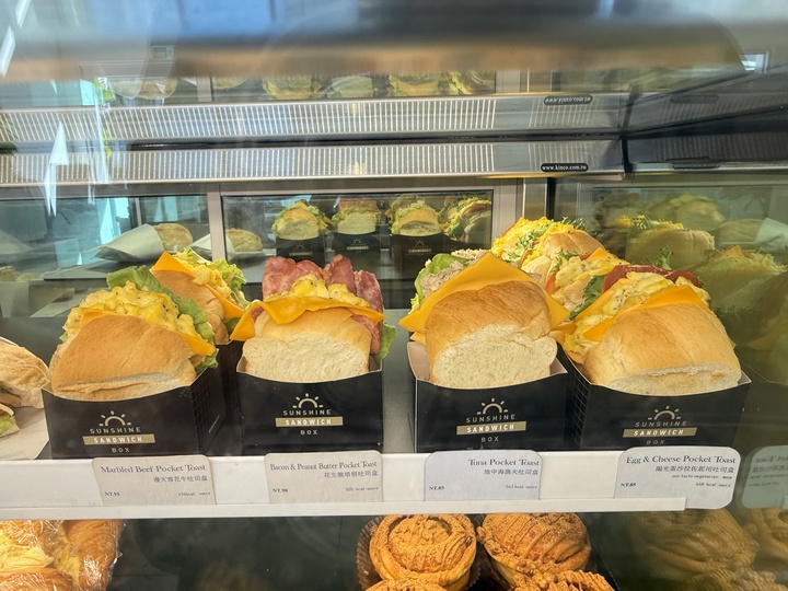 【桃園】「Mini.D Coffee同德館．隱身巷弄轉角，結合藝文空間的清新質感風咖啡館（早午餐/輕食/披薩/甜點/奈良美智作品/不限時/近藝文特區）」