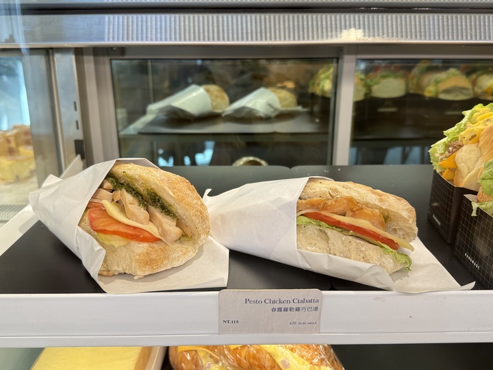 【桃園】「Mini.D Coffee同德館．隱身巷弄轉角，結合藝文空間的清新質感風咖啡館（早午餐/輕食/披薩/甜點/奈良美智作品/不限時/近藝文特區）」