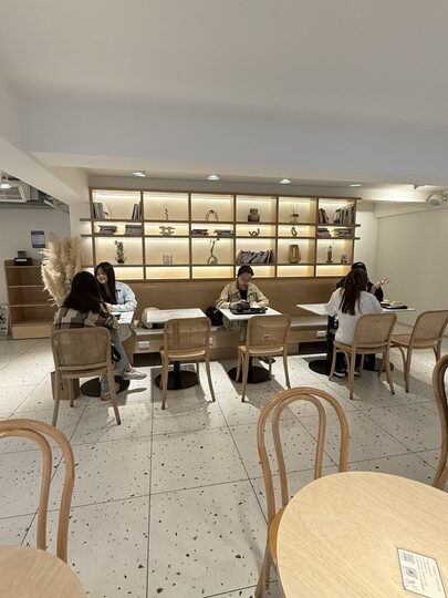 【桃園】「Mini.D Coffee同德館．隱身巷弄轉角，結合藝文空間的清新質感風咖啡館（早午餐/輕食/披薩/甜點/奈良美智作品/不限時/近藝文特區）」