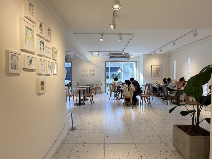 【桃園】「Mini.D Coffee同德館．隱身巷弄轉角，結合藝文空間的清新質感風咖啡館（早午餐/輕食/披薩/甜點/奈良美智作品/不限時/近藝文特區）」