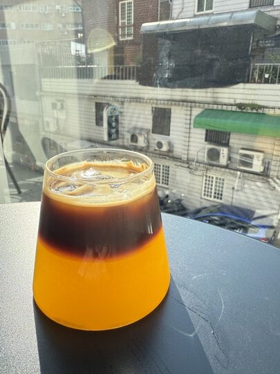 【桃園】「Mini.D Coffee同德館．隱身巷弄轉角，結合藝文空間的清新質感風咖啡館（早午餐/輕食/披薩/甜點/奈良美智作品/不限時/近藝文特區）」
