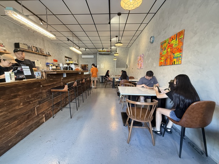 【頭份】「果宅咖啡Toufen_Guohome Coffee．自宅改建，有漫畫可以看的老宅咖啡館（手作甜點/早午餐/整模客訂蛋糕/近尚順）」