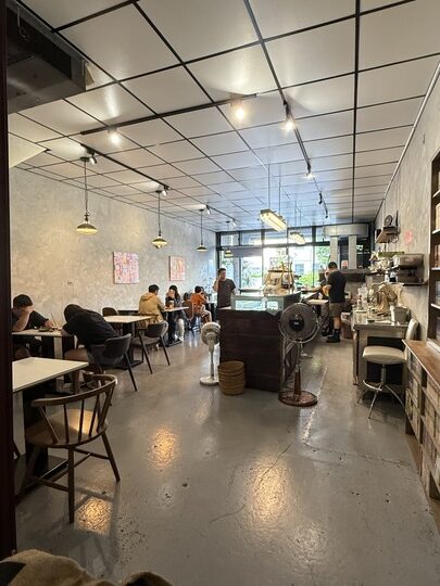 【頭份】「果宅咖啡Toufen_Guohome Coffee．自宅改建，有漫畫可以看的老宅咖啡館（手作甜點/早午餐/整模客訂蛋糕/近尚順）」