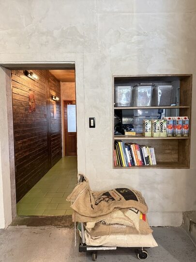 【頭份】「果宅咖啡Toufen_Guohome Coffee．自宅改建，有漫畫可以看的老宅咖啡館（手作甜點/早午餐/整模客訂蛋糕/近尚順）」