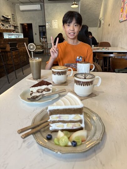 即時熱門文章：【頭份】「果宅咖啡Toufen_Guohome Coffee．自宅改建，有漫畫可以看的老宅咖啡館（手作甜點/早午餐/整模客訂蛋糕/近尚順）」