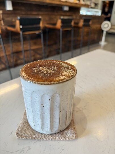 【頭份】「果宅咖啡Toufen_Guohome Coffee．自宅改建，有漫畫可以看的老宅咖啡館（手作甜點/早午餐/整模客訂蛋糕/近尚順）」