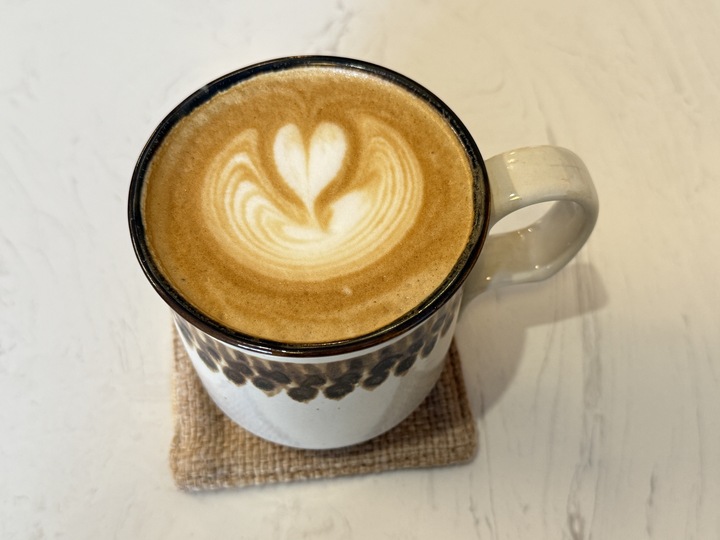 【頭份】「果宅咖啡Toufen_Guohome Coffee．自宅改建，有漫畫可以看的老宅咖啡館（手作甜點/早午餐/整模客訂蛋糕/近尚順）」