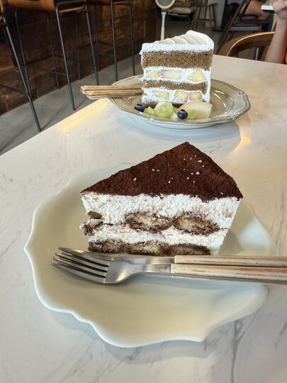 【頭份】「果宅咖啡Toufen_Guohome Coffee．自宅改建，有漫畫可以看的老宅咖啡館（手作甜點/早午餐/整模客訂蛋糕/近尚順）」