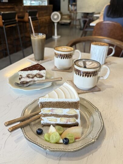 【頭份】「果宅咖啡Toufen_Guohome Coffee．自宅改建，有漫畫可以看的老宅咖啡館（手作甜點/早午餐/整模客訂蛋糕/近尚順）」