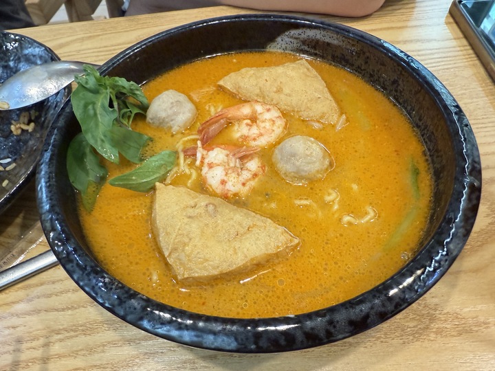 【八德】「萩喱.chill and chili-藏身大湳（市場）商圈巷弄裡的南洋風料理（叻沙/咖哩/炒飯.炒麵/炸物）」