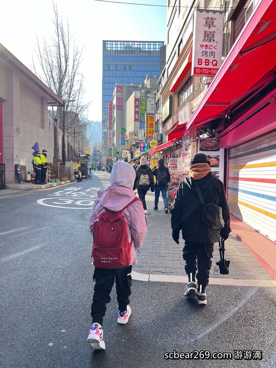【首爾自由行】「媽媽帶孩子一起辦年貨之旅 Day 2 (上):望遠市場美食散策，QS炸雞、勳勳糖餅 & Paik’s Coffee」」