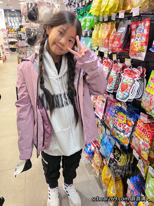 【首爾自由行】「媽媽帶孩子一起辦年貨之旅 Day 2 (下)：新村美食逛街散策，TOPTEN10、ARTBOX、Play Ground、emart、橋村炸雞(KyoChon)」