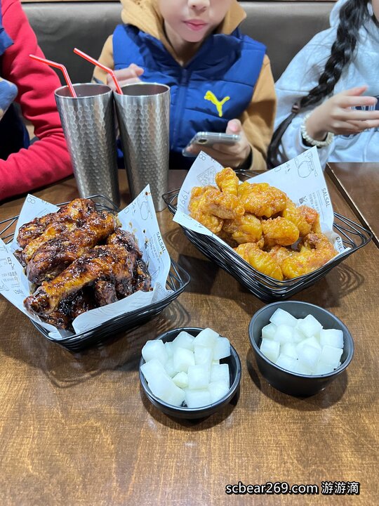 【首爾自由行】「媽媽帶孩子一起辦年貨之旅 Day 2 (下):新村美食逛街散策,TOPTEN10、ARTBOX、Play Ground、emart、橋村炸雞(KyoChon)」 【首爾自由行】「媽媽帶孩子一起辦年貨之旅 Day 2 (下):新村美食逛街散策,TOPTEN10、ARTBOX、Play Ground、emart、橋村炸雞(KyoChon)」