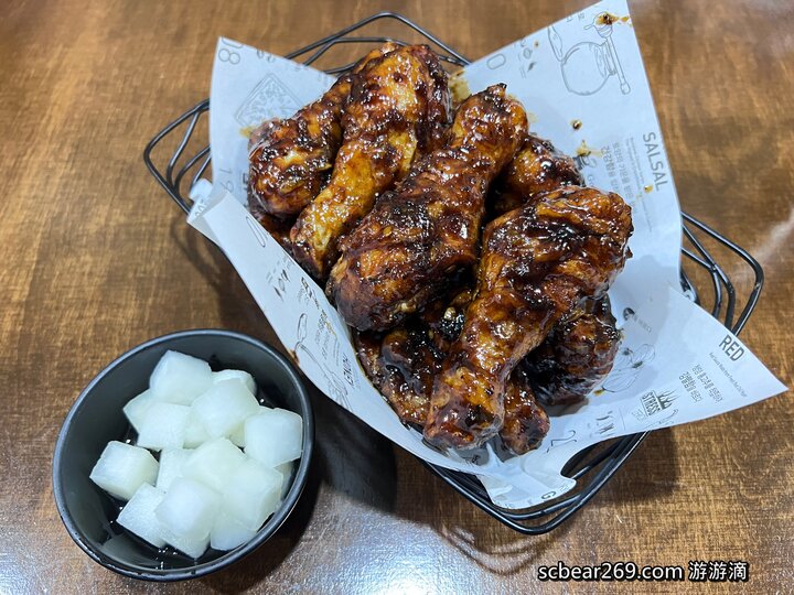 【首爾自由行】「媽媽帶孩子一起辦年貨之旅 Day 2 (下):新村美食逛街散策,TOPTEN10、ARTBOX、Play Ground、emart、橋村炸雞(KyoChon)」 【首爾自由行】「媽媽帶孩子一起辦年貨之旅 Day 2 (下):新村美食逛街散策,TOPTEN10、ARTBOX、Play Ground、emart、橋村炸雞(KyoChon)」