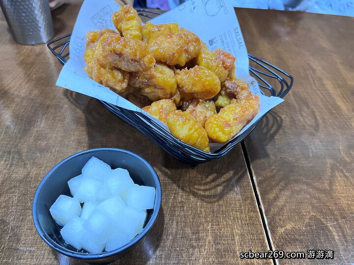 【首爾自由行】「媽媽帶孩子一起辦年貨之旅 Day 2 (下):新村美食逛街散策,TOPTEN10、ARTBOX、Play Ground、emart、橋村炸雞(KyoChon)」 【首爾自由行】「媽媽帶孩子一起辦年貨之旅 Day 2 (下):新村美食逛街散策,TOPTEN10、ARTBOX、Play Ground、emart、橋村炸雞(KyoChon)」