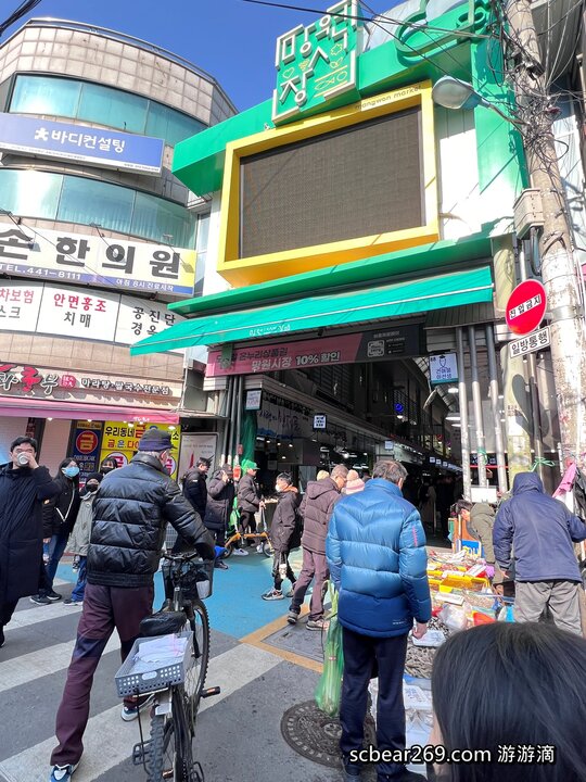 【首爾自由行】「媽媽帶孩子一起辦年貨之旅 Day 2 (上):望遠市場美食散策，QS炸雞、勳勳糖餅 & Paik’s Coffee」」