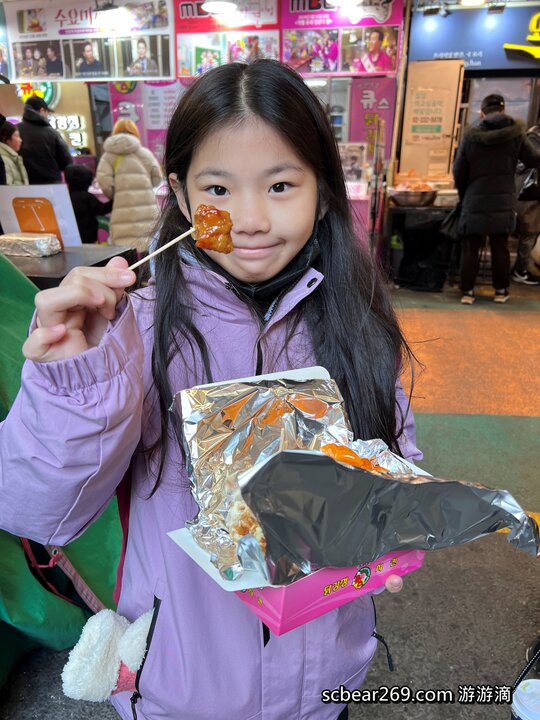 【首爾自由行】「媽媽帶孩子一起辦年貨之旅 Day 2 (上):望遠市場美食散策，QS炸雞、勳勳糖餅 & Paik’s Coffee」」