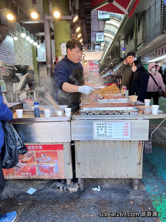 【首爾自由行】「媽媽帶孩子一起辦年貨之旅 Day 2 (上):望遠市場美食散策，QS炸雞、勳勳糖餅 & Paik’s Coffee」」