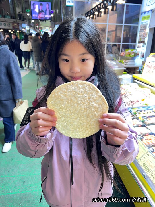 【首爾自由行】「媽媽帶孩子一起辦年貨之旅 Day 2 (上):望遠市場美食散策，QS炸雞、勳勳糖餅 & Paik’s Coffee」」