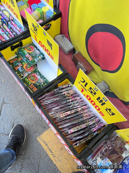 【首爾自由行】「媽媽帶孩子一起辦年貨之旅 Day 2 (上):望遠市場美食散策，QS炸雞、勳勳糖餅 & Paik’s Coffee」」