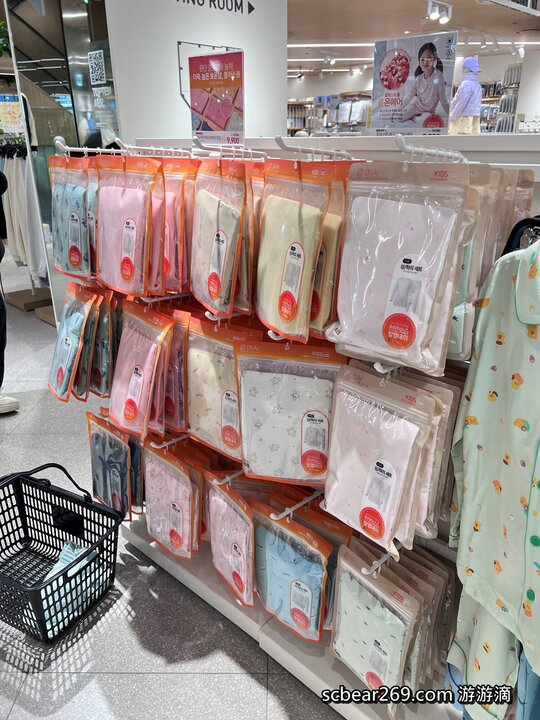【首爾自由行】「媽媽帶孩子一起辦年貨之旅 Day 2 (下):新村美食逛街散策,TOPTEN10、ARTBOX、Play Ground、emart、橋村炸雞(KyoChon)」 【首爾自由行】「媽媽帶孩子一起辦年貨之旅 Day 2 (下):新村美食逛街散策,TOPTEN10、ARTBOX、Play Ground、emart、橋村炸雞(KyoChon)」