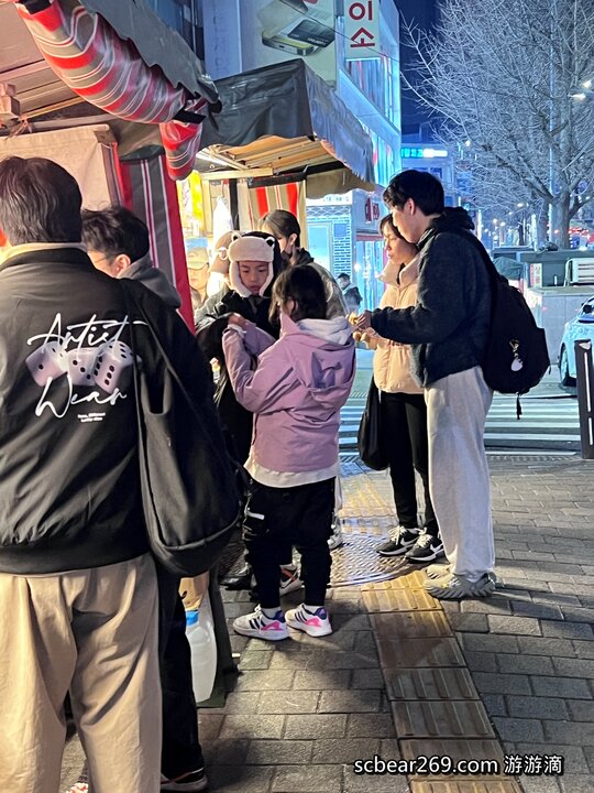 【首爾自由行】「媽媽帶孩子一起辦年貨之旅 Day 2 (下):新村美食逛街散策,TOPTEN10、ARTBOX、Play Ground、emart、橋村炸雞(KyoChon)」 【首爾自由行】「媽媽帶孩子一起辦年貨之旅 Day 2 (下):新村美食逛街散策,TOPTEN10、ARTBOX、Play Ground、emart、橋村炸雞(KyoChon)」