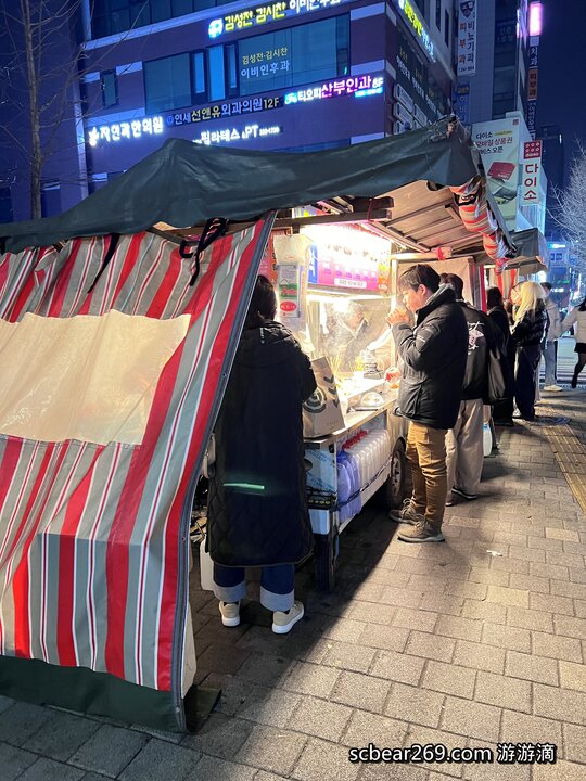 【首爾自由行】「媽媽帶孩子一起辦年貨之旅 Day 2 (下):新村美食逛街散策,TOPTEN10、ARTBOX、Play Ground、emart、橋村炸雞(KyoChon)」 【首爾自由行】「媽媽帶孩子一起辦年貨之旅 Day 2 (下):新村美食逛街散策,TOPTEN10、ARTBOX、Play Ground、emart、橋村炸雞(KyoChon)」