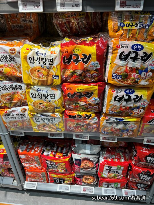 【首爾自由行】「媽媽帶孩子一起辦年貨之旅 Day 2 (下)：新村美食逛街散策，TOPTEN10、ARTBOX、Play Ground、emart、橋村炸雞(KyoChon)」