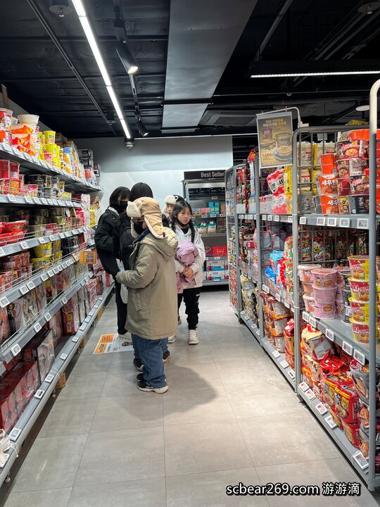 【首爾自由行】「媽媽帶孩子一起辦年貨之旅 Day 2 (下):新村美食逛街散策,TOPTEN10、ARTBOX、Play Ground、emart、橋村炸雞(KyoChon)」 【首爾自由行】「媽媽帶孩子一起辦年貨之旅 Day 2 (下):新村美食逛街散策,TOPTEN10、ARTBOX、Play Ground、emart、橋村炸雞(KyoChon)」