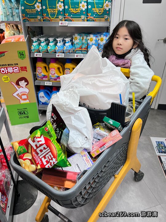 【首爾自由行】「媽媽帶孩子一起辦年貨之旅 Day 2 (下)：新村美食逛街散策，TOPTEN10、ARTBOX、Play Ground、emart、橋村炸雞(KyoChon)」