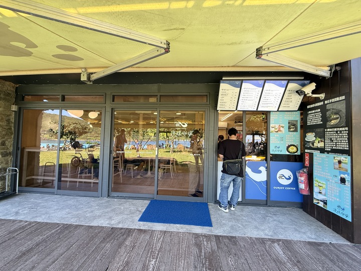 【貢竂】「澳礁咖啡OurJoy Cofee．卯澳漁村裡的海景第一排咖啡館（甜點/雪花冰/露天觀景座位/好停車/戶外區不限時）」