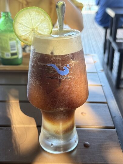 【貢竂】「澳礁咖啡OurJoy Cofee．卯澳漁村裡的海景第一排咖啡館（甜點/雪花冰/露天觀景座位/好停車/戶外區不限時）」