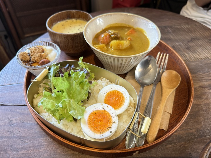 【高雄】「二雄咖啡．日系木質風老屋改造，復古童趣風早午餐咖啡館（咖哩飯/義大利麵/輕食/甜點/近雄女.愛河）」