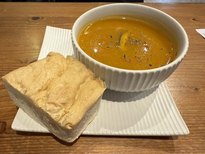 【平鎮】「癮食聖堂Poppy Church．忠貞新村文化園區內，基督教堂改建的緬泰台式創意料理複合式餐酒館」