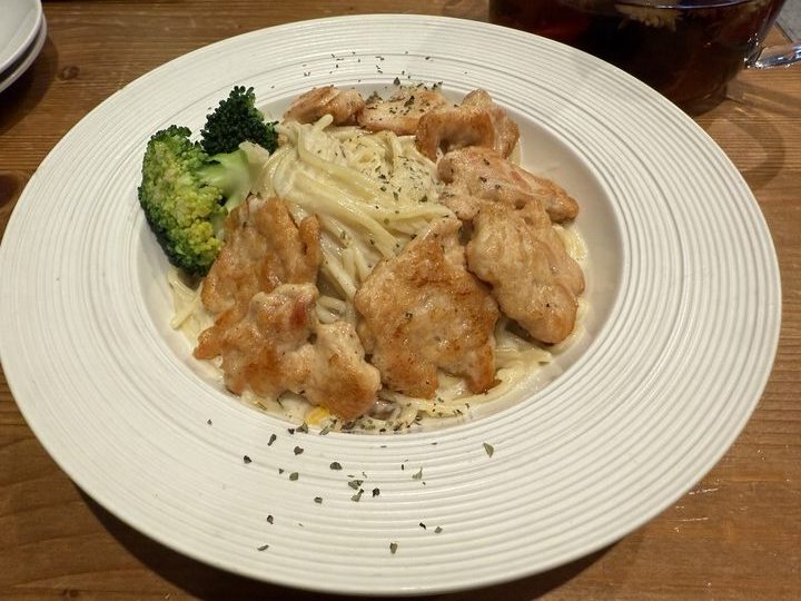 【平鎮】「癮食聖堂Poppy Church．忠貞新村文化園區內，基督教堂改建的緬泰台式創意料理複合式餐酒館」