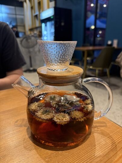 【平鎮】「癮食聖堂Poppy Church．忠貞新村文化園區內，基督教堂改建的緬泰台式創意料理複合式餐酒館」