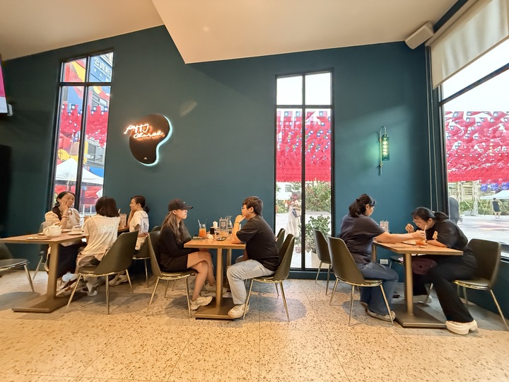 【平鎮】「癮食聖堂Poppy Church．忠貞新村文化園區內，基督教堂改建的緬泰台式創意料理複合式餐酒館」